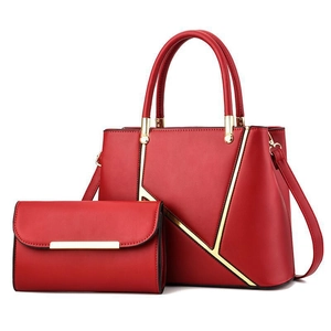 Ensemble sac à main rouge élégant avec détail en V doré et pochette enveloppe assortie