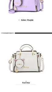 Détail de sacs à main élégants en violet et blanc avec jolis pendentifs de chat