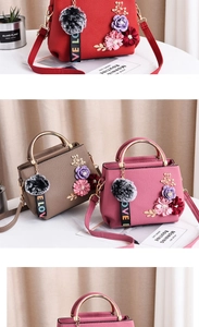 Détails de broderies florales et ornements métalliques sur sacs à main en similicuir