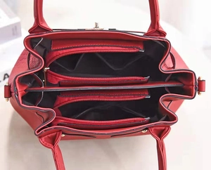 Vue détaillée de l'intérieur du sac à main rouge avec grande capacité et compartiments