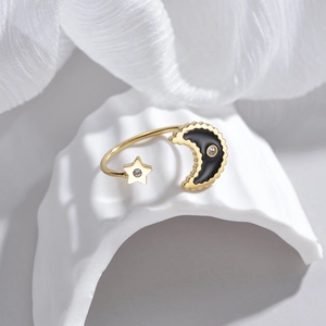 Anello regolabile con luna e stella in oro con smalto nero e zirconi trasparenti