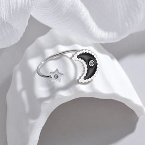 Anello aperto luna e stella in argento con smalto nero e zircone scintillante