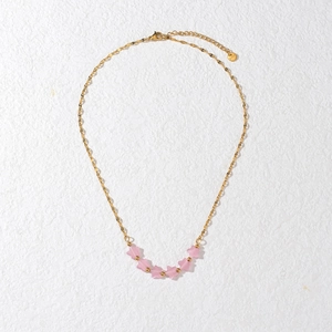 Collana in acciaio inossidabile dorato con stelle rosa occhio di gatto su sfondo bianco
