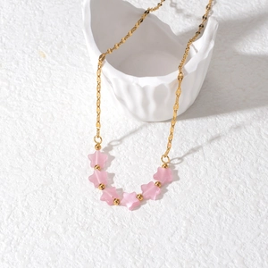 Collana con pendente a stella in occhio di gatto rosa in acciaio al titanio dorato