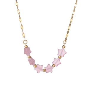 Collana con stelle in occhio di gatto rosa e catena in acciaio al titanio dorato
