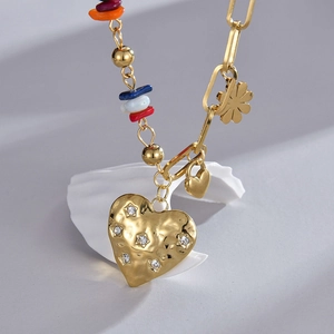 Collier en acier titane plaqué or 14K avec perles colorées et pendentif cœur étoilé