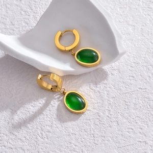 Boucles d'oreilles vintage françaises avec émeraude et acier inoxydable doré poli