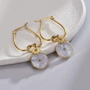 14K vergoldete Edelstahl-Knotenohrringe mit weißer Muschel und Sonnenanhängern