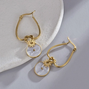 Edelstahl Ohrringe mit 14K Vergoldung, Knoten-Design und weißen Muschel-Anhängern