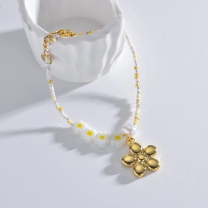 Bracciale di perle chic con fiori cavi in acciaio inossidabile dorato per donna