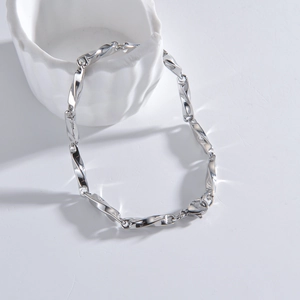 Bracelet chaîne Mobius minimaliste en acier inoxydable poli avec fermoir mousqueton