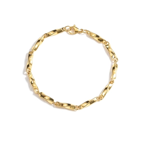 Détail macro du bracelet à chaîne Mobius dorée avec un fermoir mousqueton poli