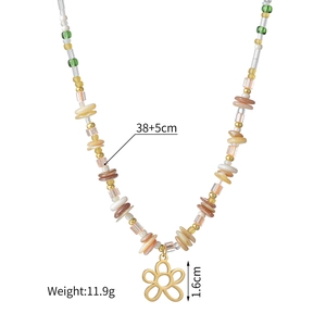 Beaded flower necklace details showing 38+5cm length and 1.6cm golden pendant size