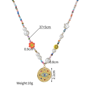 Collier de perles colorées bohème avec pendentif œil et fleurs sur fond blanc pur