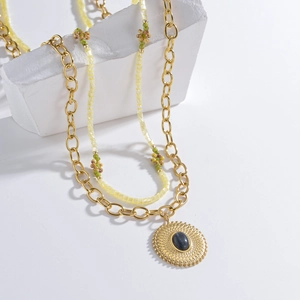 Collier double rang vintage français avec chaîne dorée, pendentif rond et perles colorées