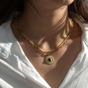 Collier double couche vintage doré avec pendentif pierre noire et perles sur mannequin