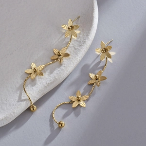 Vue détaillée des boucles d'oreilles pendantes en acier plaqué or 14K avec fleurs
