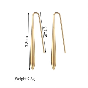 Vue détaillée de boucles d'oreilles goutte dorées mesurant 3,8cm de long et pesant 2,8g