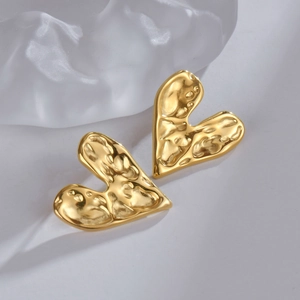 Boucles d'oreilles cœur dorées avec texture de lave pour un look moderne et chic