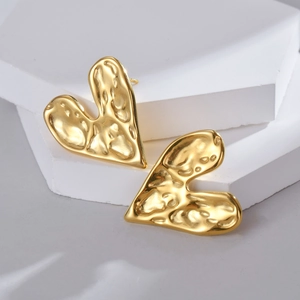 Boucles d'oreilles cœur dorées minimalistes avec texture lave martelée et fini métallique