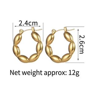 Boucles d'oreilles créoles ovales dorées minimalistes avec dimensions 2,4cm x 2,6cm