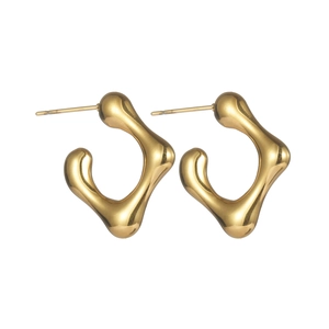Boucles d'oreilles minimalistes irrégulières en forme de C avec finition or 18 carats