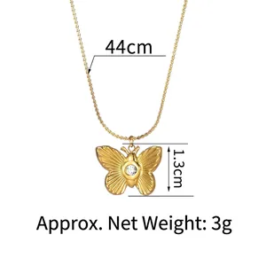 Collana con farfalla in acciaio al titanio dorato e zircone, lunghezza 44cm, peso 3g