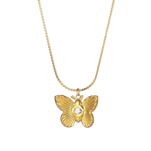 Collana a farfalla dorata con cristallo di zircone e ali strutturate su catena sottile