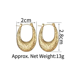 Dettaglio degli orecchini a cuore placcati oro 18K con texture martellata e dimensioni