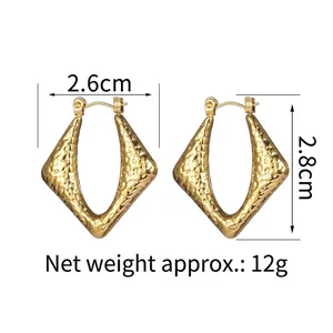 Dettaglio orecchini a rombo dorati martellati 2,6 cm x 2,8 cm con indicazioni dimensionali