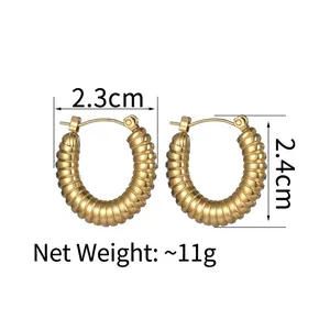 Dimensioni orecchini a croissant dorati con larghezza 2,3 cm e altezza 2,4 cm in dettaglio