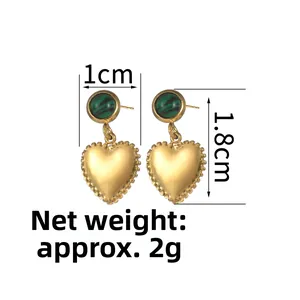 Nahaufnahme der 18K Gold Herzohrringe mit grünem Malachit-Stein und 1,8cm Größenangaben