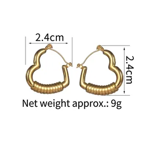 Orecchini a cuore in acciaio al titanio placcato oro 18K con dettaglio a spirale, 2,4 cm