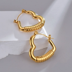Orecchini a cuore minimalisti placcati oro 18K con elegante trama a coste in rilievo
