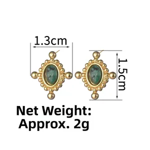 Makroaufnahme von Vintage 18K Gold Ohrsteckern mit grünem Stein und Größenangaben