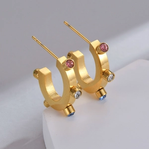 Nahaufnahme der 18K Gold Schmetterling C-Ohrringe mit pinkfarbenen und blauen Zirkonias