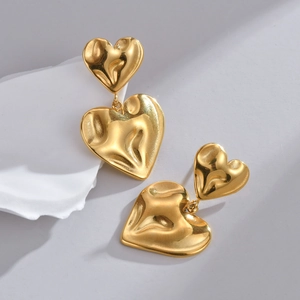 Vista macro di orecchini a doppio cuore placcati oro 18K con finitura martellata