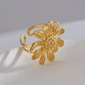 Macro shot of gold daisy ring featuring detailed floral petals and textured 3D center