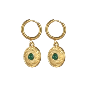 Detailansicht der 18K Gold Creolen mit grünen Malachit-Anhängern und Sonnenstrahl-Muster