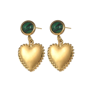 Detailansicht der Vintage 18K Gold Ohrringe mit Herzanhängern und Malachitstein-Struktur