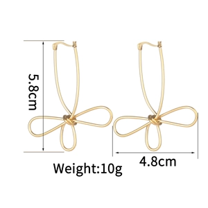 Dimensions détaillées des boucles d'oreilles nœud dorées mesurant 5,8 cm sur 4,8 cm