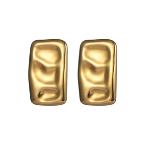 Detail der 18K Gold Schmetterling Ohrringe mit gehämmerter Textur und geometrischem Design