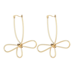 Détail de boucles d'oreilles fleuries dorées au design minimaliste et abstrait en fil