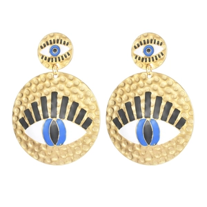 Détail de boucles d'oreilles œil porte-bonheur dorées avec texture martelée et émail bleu