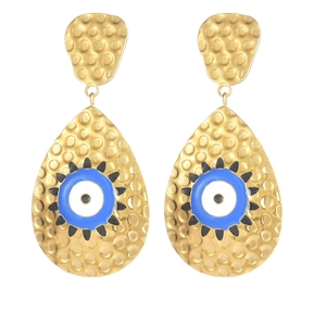 Gros plan de boucles d'oreilles goutte dorées texturées avec motif œil bleu porte-bonheur