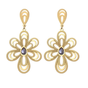 Boucles d'oreilles fleur évidées dorées avec cristaux goutte violets sur fond blanc