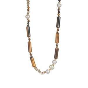 Collier rétro en oeil de tigre et perles avec entretoises dorées sur fond blanc