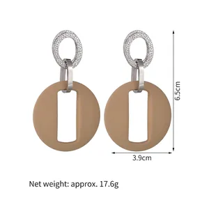 Minimalistische geometrische hohle Ohrringe mit Silberstruktur und Kamelharzreifen