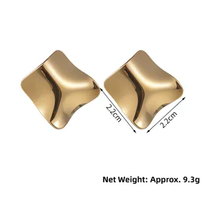 Detailansicht goldener quadratischer Ohrringe mit Maßen 2,2 cm und 9,3 g Gewicht