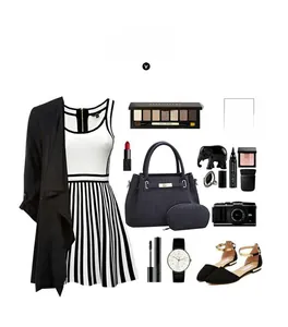 Mise à plat du sac à main crocodile avec robe rayée et ensemble d'accessoires chic